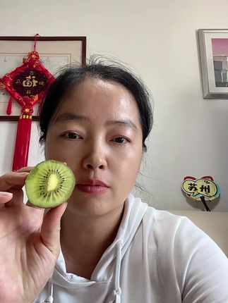 #猕猴桃 #新鲜采摘 营养丰富,VC之王,猕猴桃的维生素C含量特别高。每100克果肉中,维生素C含量可达100毫克以上,有的品种甚至高达300毫克以上,这是柑橘的5到10倍,苹果的15到30倍。每天吃1-2个猕猴桃,基本就能满足普通成年人一天的维生素C需求。维生素C能抗氧化、提高免疫力、美容养颜,对皮肤和牙龈健康都有好处。 猕猴桃是一种非常棒的水果,他酸甜多汁,营养丰富,被称为水果之王!