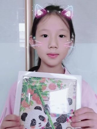 假期别再让孩子看电视、玩手机了,给它安排这套钻石贴画吧!孩子只需要把钻石一颗一颗的粘上来,就能做出一幅漂亮的作品。这个过程非常考验孩子的耐心和专注力,还能锻炼他们的动手能力,完成后摆在桌上,孩子也是满满的成就感,快给你家孩子安排上吧!