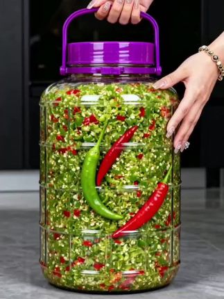 谁懂啊!这罐青红剁椒酱直接封神🌶️  红的艳、绿的鲜,挖一勺满是蒜香和椒香! 配米饭、拌面条、蒸鱼头都绝了!  鲜辣过瘾,空口吃都停不下来,厨房囤一罐,家常菜秒变下饭菜!  #青红剁椒酱 #下饭神器 #厨房必备酱料#剁椒酱 @DOU+上热门 @DOU+小助手