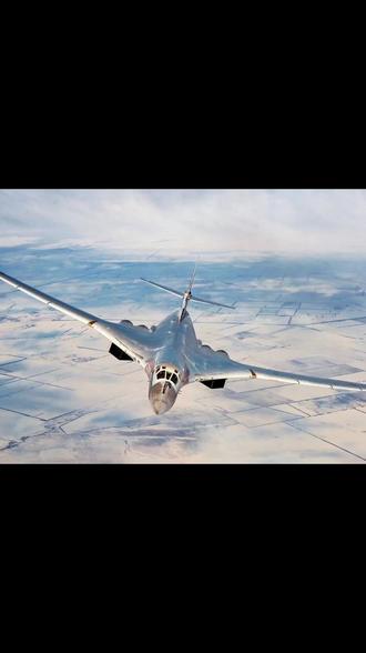 #战斗机 #航空 #飞机模型 #飞机 #飞机模型制作图-160轰炸机(俄文:Ту-160,英文:Tu-160,工厂代号70,北约代号:Blackjack/海盗旗,俄文昵称:白天鹅),是苏联 / 俄罗斯研制的可变后掠翼超音速战略轰炸机。讨论由莫斯科图波列夫航空科学技术联合体股份公司与鞑靼斯坦共和国喀山戈尔布诺夫飞机制造厂联合制造。图-160机长54.1米,机高13.1米,高空最大速度2230千米/小时,作战半径6000千米,无空中加油情况下航程超过1.2万公里,最大载弹量40吨;于20世纪70年代研发;1977年底机型初步设计方案获批,同年启动3架原型机生产;1980年首架原型机建成;1981年12月18日完成首飞;1984年量产机型开始接受军方测试;1987年正式列装部队;1988年形成初始作战能力;1992年1月项目被迫提前终止。截至1994年仅制造35架,该机型于2005年正式列入俄军装备序列。2015年,俄政府决定恢复该机型量产。2019年11月,图-160M在喀山制造厂总装完成并交付测试。2022年,图-160M成功首飞。2023年夏季,俄罗斯国家技术集团宣布图-160M进入国家试验阶段。2024年2月,普京乘图-160M完成30分钟试飞。2025年11月,俄军图-160远程战略轰炸机在北冰洋中立水域上空进行了例行巡航。图-160轰炸机作战方式以高空亚音速巡航、低空亚音速或高空超音速突袭为主,在高空时可发射长程巡航导弹在敌人防空网外进行攻击;担任防空压制任务时,可以发射短距离导弹。此外还可以低空突袭,用核弹头的炸弹或是发射导弹攻击重要目标,是俄罗斯核三位一体的核心组成部分之一。