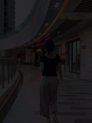 #精品女装 #曼妙身姿 #街拍时尚穿搭 #夜晚的美景 #街拍穿搭