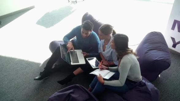 近日,凭借高质量的ESG披露实践,阳光保险脱颖而出,顺利通过北京市可持续信息披露及应用实施试点评审验收。
此次试点工作全面对标财政部《企业可持续披露准则——基本准则(试行)》,验收通过标志着公司在可持续信息披露的完整性、量化水平、第三方鉴证、价值链覆盖以及气候风险管理等关键维度均达到优异水平。
获评全国“2025年绿色发展案例”
作为金融助力绿色发展的典范之一,阳光保险近年来护航绿色转型、深耕绿色运营,探索出一条具有金融特色的绿色发展之路。
一方面,持续发力环境污染责任险,主动帮助企业降低环境污染风险,投保主体和保障额度需求逐年增加,2024年累计为1042家企业提供18.05亿元风险保障。
同时,助推能源结构调整,大力支持可再生能源发展。2024年为太阳能、风能、水力发电、核能等清洁能源产业提供风险保障4579.53亿元,有效护航2.5万余个光伏、水电和风电等清洁能源项目建设和运营,助力绿色产业升级。
此外,阳光保险积极研发天气指数保险产品,充分发挥气象数据在农业保险实践中的重要作用,遵从“一地一方案”原则,针对不同作物、不同灾种、不同生育期,设计精细的天气指数保险产品,有效抵御气候风险,保障农业稳定发展。
据统计,2025年上半年,阳光保险可持续投资总额超640亿元,其中绿色投资超220亿元。