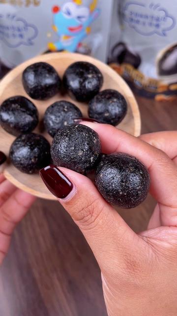 #小鹿蓝蓝 新品一岁宝宝就能吃的高钙黑芝麻丸,软软糯糯,一口下去就能吃到6种坚果的营养,配料干净,饿了馋了来两颗,好吃营养又健康#宝宝零食#宝宝爱吃 #黑芝麻丸#母婴好物