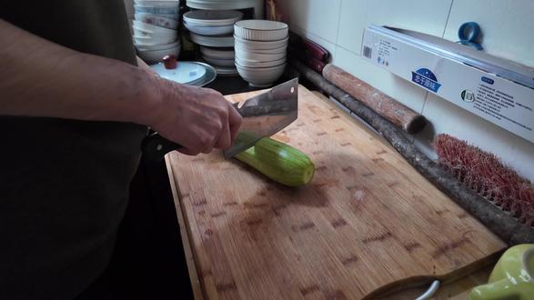 制作黎城河捞面
(1)切菜篇
#回老家才有的人间美味 #厨艺 #家常美食 #日常vlog