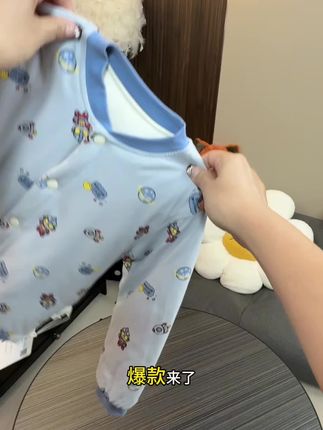 天气越来越冷了,给孩子入手了一件纯棉的手工棉袄,它里面填充的是新疆长绒棉,摸起来非常的柔软舒服,而且保暖性特别好,孩子穿上又轻又暖和,还不压身哦!赶紧给孩子安排上吧!#高品质童装 #母婴好物 #纯棉 #面料柔软舒适 #萌娃穿搭