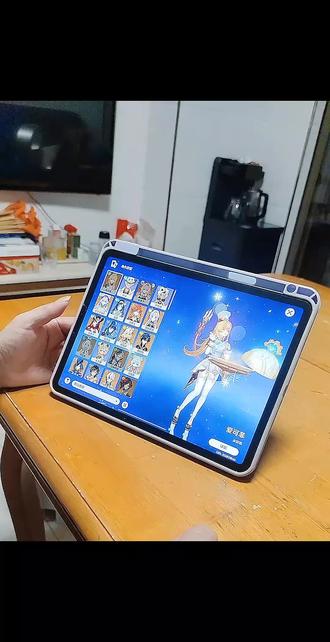 跟老妈稍微聊了聊,咱可莉女儿就是讨人喜欢#原神 #可莉
其实以前爸妈都很反对我玩物丧志。
在工作后拿到了第一笔工资,我就跟爸妈提出了我想买游戏机的想法。因为在我三四岁时家里有开过游戏厅,亲戚也开过网吧,我本以为父母顶多会唠叨两句,没想到老爸很生气的说了我一顿,我自己也不怎么能控制的住情绪,只默默掉眼泪,他看见我哭才勉强点头同意。
我是一名宝可梦世界偷渡客,小时候一直用家里的大面包电脑穿越屏障去和宝可梦们玩耍。在2019年2月20日,我终于正式成为了一名宝可梦训练家,踏上了旅行。
后来我还去了很多地方,在七日之都轮回,在平安京当鼠鼠,在食物语沉迷美色,在海拉鲁当礼貌的流氓,在动森小岛还房贷,在P5S当除草怪盗,在光遇肆意翱翔。
游戏真好玩啊。 #童年 #游戏日常