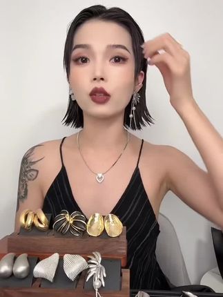 戴出不一样的流苏耳环,减龄又有氛围感 拍照很出片#创作灵感 #时尚饰品 #小众设计感 #种草 #修饰脸型