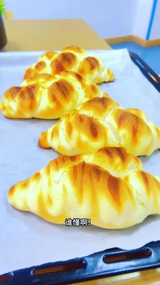 解锁面包颜值天花板!这款奶香浓郁的辫子面包,编法简单零难度,跟着视频做,轻松拿捏氛围感早餐!#家庭面包简单做法 #在家做面包 #烘焙课程 #烘培