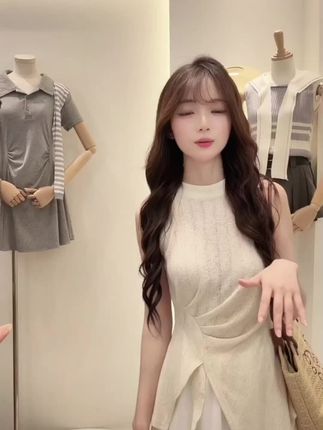 #美出新高度 垂感高腰阔腿裤裙白色系。修身显瘦挂脖无袖上衣#温柔风穿搭 @抖音热点 @优雅气质🍷精致女人