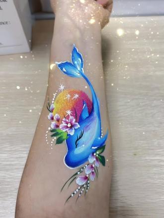 海豚彩绘🐬,谁能拒绝一只闭眼梦幻小海豚! 手臂上的小海豚彩绘🐬
把落日与花海画在肌肤上
温柔又治愈,小众又浪漫
#脸部彩绘教程入门零基础 #创作者中心 #创作灵感 #宝妈副业 #小橙子彩绘