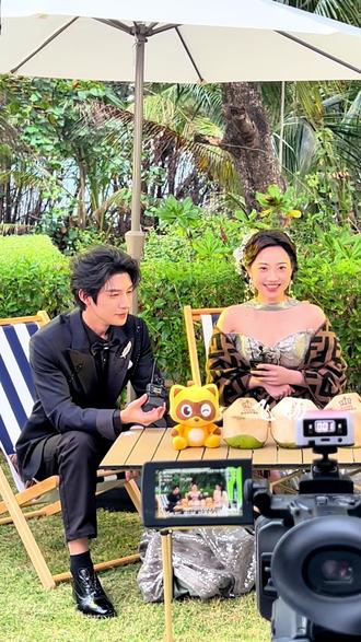 朱一未白昕怡 #朱一未白昕怡 #夫妻 #yy年度盛典 #因为一个片段看了整部剧 #因为热爱所以坚持 在第二现场候场的时候爆珠夫妇也是超级甜,但是没有记录下来,下场朱鸽牵着白白的手又撒糖啦❤️