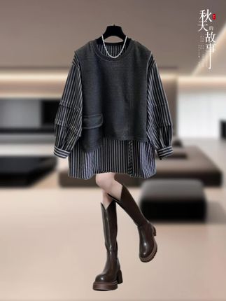 2025早秋季节,这款专为女性设计的假两件条纹拼接卫衣,凭借独特的设计感与舒适的穿着体验,成为早秋衣橱的百搭新选择。上衣采用时下流行的假两件结构,外层以经典条纹元素打造视觉层次,不同色调的条纹拼接自然过渡,既避免了单一条纹的单调,又增添了穿搭的时尚巧思,轻松营造出“叠穿”的精致感,却无需担心多层衣物带来的臃肿。 版型上主打宽松慵懒风,不挑身材的剪裁能巧妙包容身形,无论是日常休闲还是微胖身材的修饰需求都能满足,穿上身即刻拥有随性自在的松弛感。#预制国庆出游穿搭 #新款分享 #时尚气质穿搭 #减龄显瘦穿搭 #通勤搭配