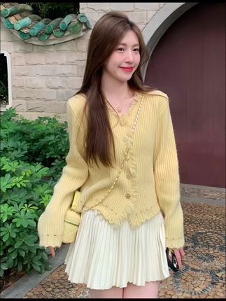 黄色v领毛边坑条毛衣女秋季新款慵懒风内搭针织开衫修身上衣#甜美穿搭 #温柔穿搭 #针织衫 #时尚气质穿搭 #韩系穿搭