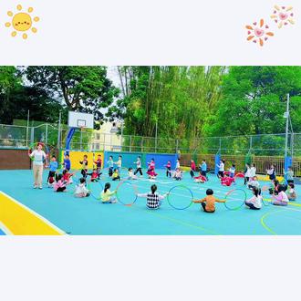 你追我赶,猫捉老鼠🎈
简单的游戏,大大的快乐🎊
跌倒了再站起来,被抓住欣然接受
有快乐有成长,快乐的童年万岁🎉