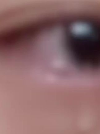 我找到了我的梦中情胶!它真的不辣眼睛!它是这种绿色的凝胶质地,涂上十秒速干变透明隐形,粘性很强,就这么轻轻一粘就粘得很牢固了,就算用水泼也不掉,卸的时候用卸妆油就可以轻松卸掉,没有残留也没有黏腻感。这么好用的假睫毛胶水,姐妹们赶紧冲!@DOU+小助手 @DOU+好生意