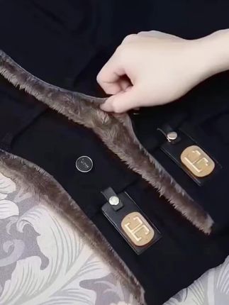 优雅与时尚并存这位女士的小黑裤穿搭让你秒变女神#时尚穿搭 #小黑裤 #女神穿搭 #秋冬新款