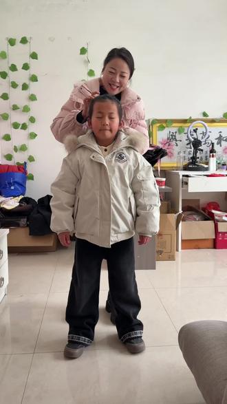 给三个女儿扎个美美的发型#过年就要美美哒 #发型 #家有萌娃