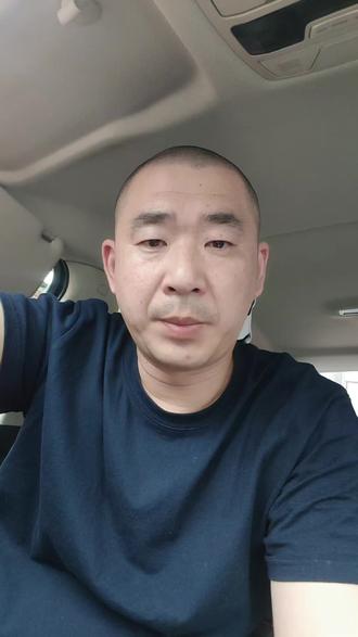 斑马线礼让行人千万别挥手!好心容易背锅 #斑马线礼让行人 #老司机必看 #交通安全 #开车避坑 #鬼探头