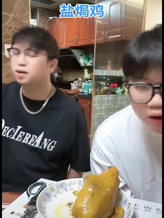 脆皮老鸡又来了!这道菜的特色就是把五指毛桃的香味渗透到鸡肉里面去,所以吃起来特别香。而且它的肉质很嫩滑,不会像其它的鸡肉那样柴,真的太好吃了,一定要尝一下哦!#强烈推荐 #盐焗鸡 #太香啦