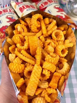 #自制中秋月饼这个鱿鱼爱上虾真的太好吃了,烤翅味的,吃起来鲜香酥脆,好吃到停不下来#零食推荐 #追剧小零食 #虾条