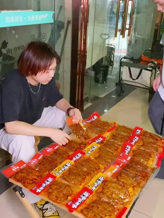 香香辣辣嚼劲十足烤面筋,能吃辣的一定要尝尝这个#童年的味道#童年辣条#烧烤#烤串#辣条