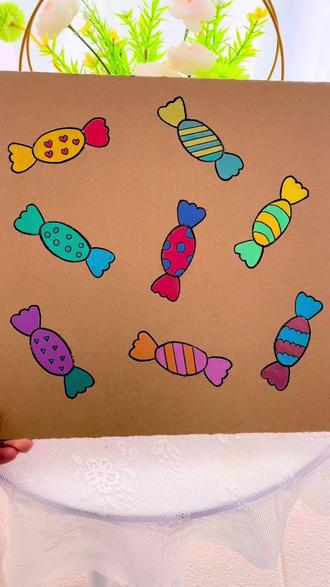 在纸板上画糖果图形,并涂上色彩,手工刀切割下来,用胶棒粘贴在另一块纸板上,观察糖果两端颜色,进行颜色配对拼图,培养专注力、观察力以及色彩认知#专注力 #拼图#观察力训练