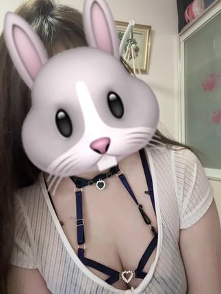 老公老公~我能嘤嘤嘤🥺也能冷冰冰🥶还能陪你躺在天台上数星星🤩我能给你偏爱🥰也能给你例外😍还能给你完美爱情没有伤害🥳#吊带 #水瓶 #微胖女生 #手势舞