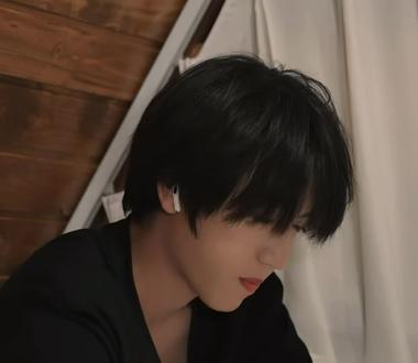 我感觉这个源桂张听瑞瑞给他的生日祝福的时候都快哭出来了而且感觉他真的有在很认真的听。
#答案 #桂瑞 #张桂源 #张函瑞 #源瑞