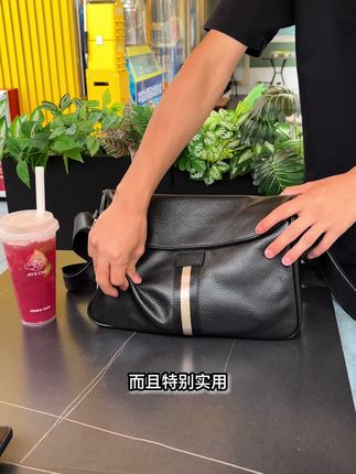 男人出门背什么包?当然要选这款真皮单肩包了,实用、百搭又时髦,背出门简直太帅了!#男包#单肩斜挎包#真皮牛皮#颜值高