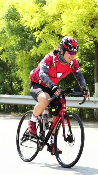 5月10日,一大早挂载上爱车驱车来到天津静海参加人生公路自行车首赛:“第十六届环团泊湖公路自行车赛”。自从三周前术后,停跑停练,自行车也是5月1日和5日两次总共才适应性练骑了67公里,肌肉力量和心肺耐力都退步了不少。气笛响起,出发!40公里环湖骑行,一路风景好,观众助威超给力!最终超水平发挥,以1:20:58,刷新个人5公里、10公里、20公里、40公里最快纪录。感谢家人的支持和助力!又是恰逢母亲节,祝愿“母亲”健康开心,节日快乐!#公路自行车 #赛事自行车 #分享骑行精彩瞬间 #感受骑行运动的独特魅力 #中国自行车联赛