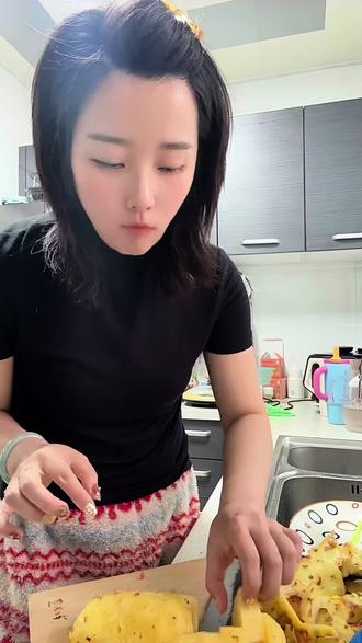 海南金钻树熟凤梨,到家直接切开吃,不需要泡盐水,产地现摘现发,一口爆汁,满满的凤梨香,九成甜,赶紧冲啊……@@艾呦 得艾戴 #有想吃的吗 #金钻凤梨