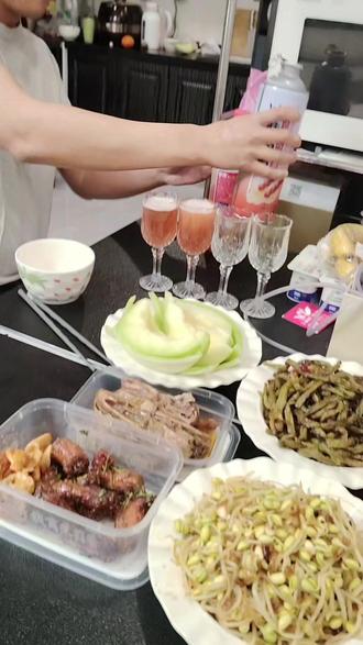 不让我喝酒,喝饮料也行😂这个游戏挺有意思🥳