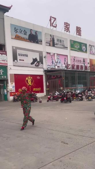 618雅典开始了#同城热点 #热闹的一条街