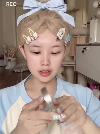 姐妹们,强烈安利,化妆师都在用的遮瑕膏真的超好用!哪里有瑕疵遮哪里#平价又好用的遮瑕推荐 #自用好物分享 #卞卡遮瑕膏