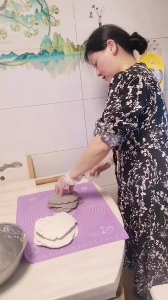 学妈妈手艺,做家乡味道。 循着记忆里的步骤忙碌,一口下肚,仿佛瞬间回到了老家的灶台边 把家乡的风味揉进烟火,学着妈妈的模样,把温暖延续下去。#抠花粑#盖粑 #纯手工制作特色美食 #美食教程 #家乡的味道
