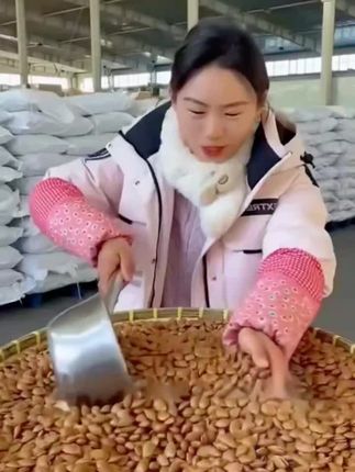 #上热门话题🔥🔥🔥 #皮薄肉厚 每天一般杏仁营养丰富小孩儿都喜欢吃杏仁坚果开口杏仁营养丰富#皮薄肉厚