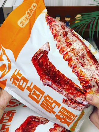 盐津铺子,又来卷了,这个卤鸭翅真的超好吃,香辣过瘾,肉质紧实有嚼劲,越吃越上瘾 #上热门 #鸭翅 #鸭货美食 #妈呀太香了 #零食推荐