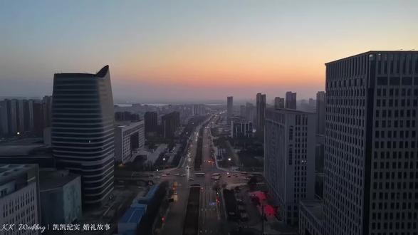 ❤️为爱跨越2000公里东北女孩嫁到了山西
最动容的,是叔叔(新娘爸爸)把她的手交给新郎时,那个沉默又用力的拥抱。所有的不舍与嘱托,都在里面了。方言不同,但爱意相通。
爱情从来不怕山高水远。它让不同的风土,滋养同一个未来。
从此,山西的醋会更甜,东北的雪会更暖。
祝福一对新人,在人生的新地图上,绘制出最幸福的风景!
#远嫁 #异地恋 #山西婚礼 #爱情故事 #纪实婚礼