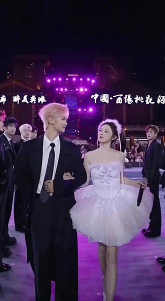 紫霖和妹妹,浪漫爱的华尔兹#舞台上的甜蜜瞬间 #甜蜜互动现场 #CP切片 #舞台浪漫时刻 #龙浩天团队