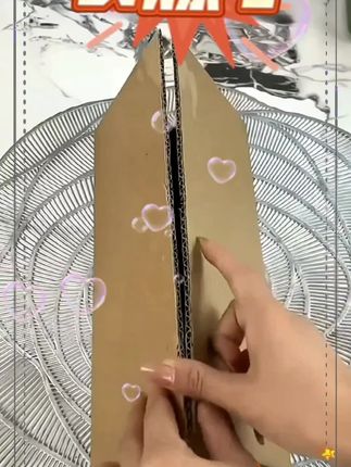 巴掌大的叶片像抹了油,浓绿得能掐出水。大片叶片张开时,像在悄悄吞掉空气中的甲醛,比刺鼻的喷剂让人安心多了。 懒癌也能养:土培扎根稳,水培看根须缠缠绕绕也有趣,偶尔浇浇水就蹭蹭长。四季常绿不矫情,放客厅角落是景致,摆办公桌旁,抬头就见片鲜活绿意。 不用费心伺候,却能默默把空气滤得清清爽爽~ 这样的“懂事”绿植,谁不爱?#金钻绿公主 #金钻 #绿植花卉 #爱生活爱养花 @抖加🔥上热门🔥dou+🔥热点宝 @抖音小助手