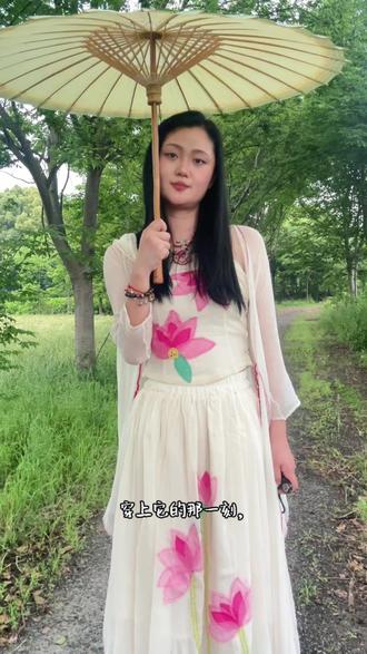 90后设计师宅家做衣服的一天,挑战给自己做一套荷花裙!
#国风荷花裙 #中式穿搭 #手工缝纫
#治愈系日常 #独居治愈日常