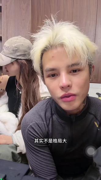 粉丝说殷世航送鞋子格局真大? #傲娇美殷世航 #殷世航增高鞋 #热门#抖音二创激励计划