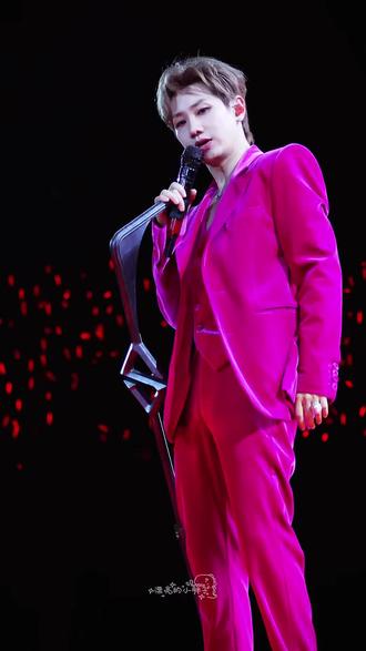 2026.01.01 广州Day2《梆梆》
来一个背部特写
转过来的时候秒变开水壶
太爱这套粉丝绒了@汪苏泷
xll我能去当那个麦架不???
#汪苏泷广州演唱会 #汪苏泷粉丝绒