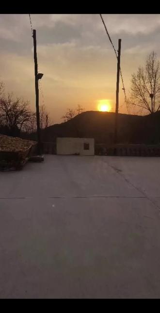 今天腊月28,因为27说给丁家山的叔叔大爷送豆腐,结果没了,第二天一大早给他们补送上去做生意,要讲诚信说话算数,下面说的是答应我那个姐给人家拿两个南瓜,一直赶不上,这不是比较消停点了,上去找一下大娘,看看他的南瓜好不好啊?#我的乡村生活真实记录 #创作者中心 #创作灵感