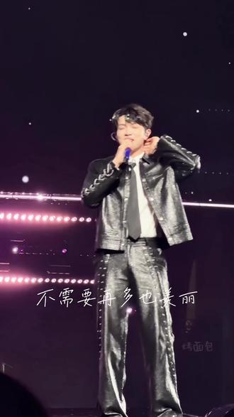 阳光照亮着你眼睛 不需要再多也美丽~好怀念音乐节的哥哥 是真的可以对视看清脸的距离🥹#看看你相册里的演唱会视频 #颜人中 #音乐节 #mylove