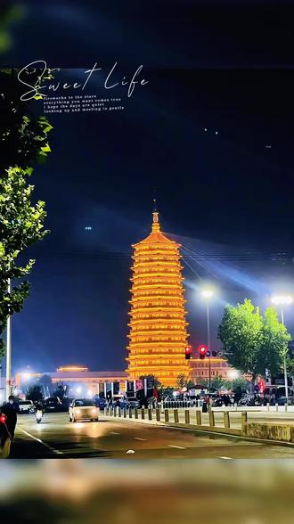 莘县的夜色里的燕塔,灯火温柔,车流如织,静谧与喧嚣在此刻和解✨
#燕塔公园 #城市夜景