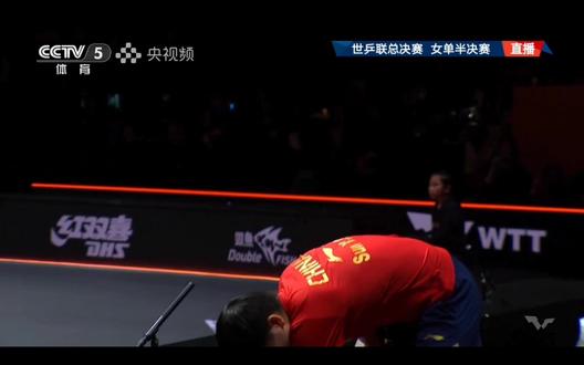 第一次看莎莎叫医疗暂停也是第一次看她主动退赛,在她和裁判说完退赛转身笑着打招呼的时候心里面真的是不好受的,只希望莎莎能健康完赛
#孙颖莎 #乒乓球 #5114