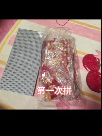 #生活仪式感 和老公一起拼天安门乐高积木,那可真是一段超温馨又难忘的时光。
当打开那装满积木的盒子,五颜六色的小方块仿佛是开启欢乐与创造之门的钥匙。老公会凭借他的空间思维能力,迅速判断出某些关键零件的位置。
在拼接的过程中,难免会遇到难题,比如某个复杂的结构怎么都拼不好。但这时候,不会互相埋怨,而是一起研究图纸,反复尝试,每一次小小的突破都伴随着欢呼和击掌,那是战胜困难后的喜悦。
随着时间的推移,天安门的雏形逐渐显现。会忍不住停下手中的动作,一起欣赏这来之不易的成果,想象着真正的天安门广场上那庄严神圣的场景。在这过程中,有说有笑,分享着生活中的趣事,回忆着曾经一起去过的地方。
终于,在我们的共同努力下,天安门乐高积木完美呈现。看着这精致的作品,我们相拥,这不仅仅是一件积木作品,更是我们爱情与合作的见证。它会被摆在我们家中最显眼的位置,每当看到它,都会想起这段充满爱与欢乐的拼搭时光。