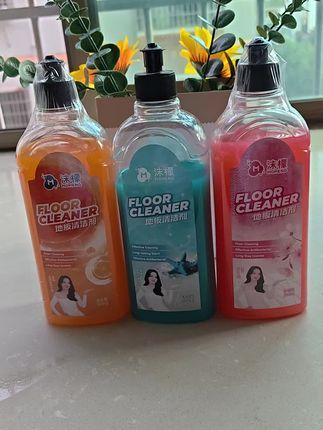 明星同款的这个沫檬地板清洁剂真的太赞了,拖地没有水印、没有腥味、干得快、锃亮!还带着淡淡好闻的香气!它还不只是拖地能用,用来擦玻璃,洗水龙头、玻璃啥的,那也是嘎嘎好用呀!一物多用太棒了!请大数据一定要推送给需要的姐妹们试试!#地板清洁液 #沫檬地板清洁剂 #地板清洁剂 #好物推荐🔥 #家居清洁