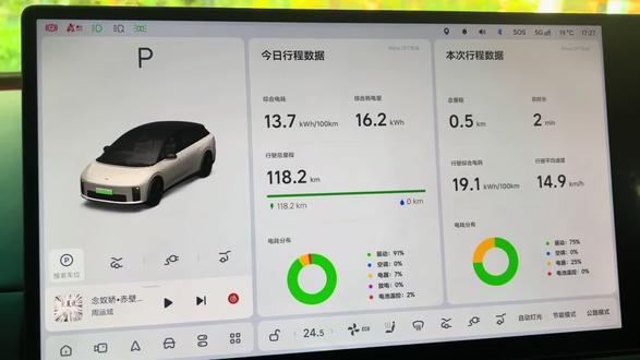 理想汽车更新了之后,可以自定义屏保壁纸了,既可以直接ai生成生成同款,也可以上传图片,把人物,宠物通过艺术相框做成屏保壁纸,趣味性满满的#理想生活进行时 #把爱装进车里